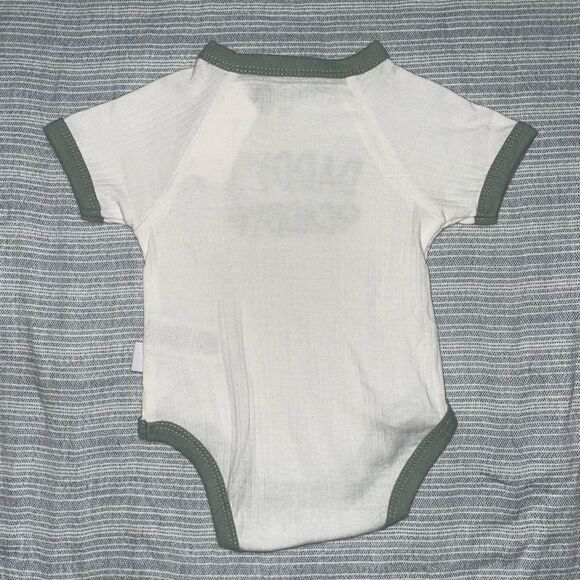 Tahari Baby Daddy’s Caddy Onesie 0-3M - Picture 6 of 11